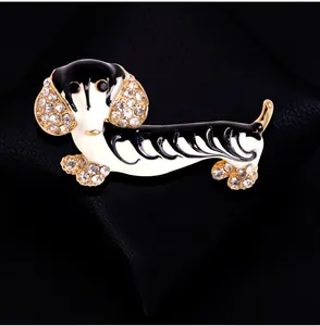 Detailansicht einer mit Strass besetzten Dackel-Brosche mit schwarzem Emaille-Dekor.