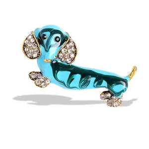 Kreative blaue Emaille Dackel Brosche mit glitzernden Strasssteinen auf weißem Grund
