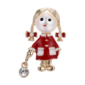 Broche mignonne fille de dessin animé avec visage en perle et robe en émail rouge et strass