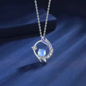 Elegante zilveren ketting met walvisthema met blauwe maansteen en paars email
