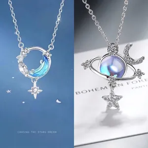 Gedetailleerd beeld van zilveren ster- en maanketting met blauwe kristallen en zirkoon