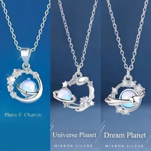 Elegante zilveren planeet kettingen met dromerige blauwe maansteen effecten