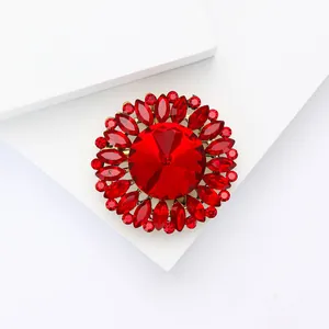 Gros plan détaillé d'une broche fleur en strass rouge étincelant sur fond blanc