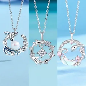 Elegante zilveren walvisketting met parel en fonkelende kristallen accenten