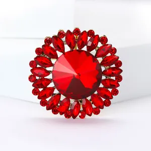 Élégante broche fleur en strass rouge et alliage doré pour accessoires de costume.