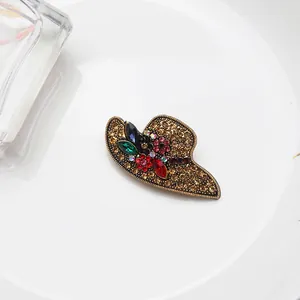 Élégante broche en alliage en forme de chapeau avec des ornements en strass multicolores