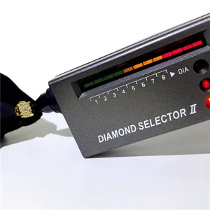 Macro dettaglio dell'orecchino Moissanite VVS che supera con successo il test diamante