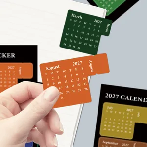 Primo piano dell'adesivo indice del calendario mensile 2027 posizionato su un'agenda