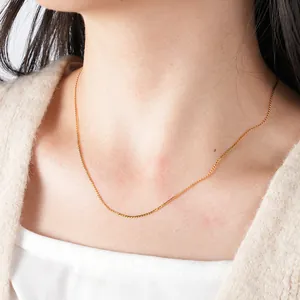 Collana a catena minimalista con maglie a S in acciaio inossidabile dorato su modella