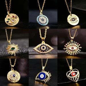 Collage de varios colgantes de ojo turco dorados con circonitas de colores y cristales.