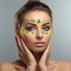 St. Patrick's Day Gesichtstattoos mit Kleeblättern und 'Lucky Me' Text auf einem Model