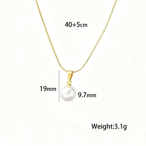 Collar chapado en oro con colgante de perla blanca y especificaciones técnicas en blanco.
