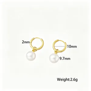 Primer plano detallado de pendientes de aro con perla dorada, 10mm y peso de 2,6g