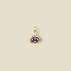 Detailansicht eines 18K vergoldeten Edelstahlanhängers mit violettem Edelsteindetail