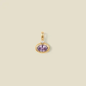 Detailansicht eines 18K vergoldeten Edelstahlanhängers mit violettem Edelstein