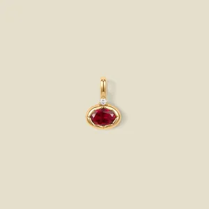 Nahaufnahme eines eleganten Anhängers mit Rubin in 18K Gold beschichtung.