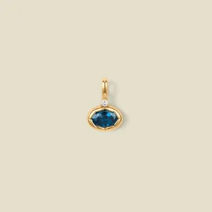 Nahaufnahme eines eleganten Anhängers aus 18K vergoldetem Edelstahl mit blauem Stein