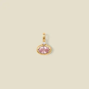 Detail eines rosa ovalen Edelsteinanhängers mit 18 Karat vergoldetem Edelstahlrahmen