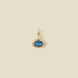 Nahaufnahme eines eleganten ovalen blauen Edelsteinanhängers mit 18 Karat Vergoldung
