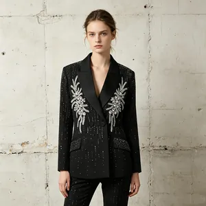 Detailansicht eines luxuriösen schwarzen Blazers mit aufwendigen Strassstein-Akzenten
