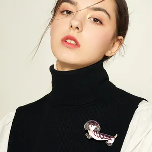 Kreative Dackel-Hundebrosche mit funkelnden Strasssteinen auf dem Model-Pullover