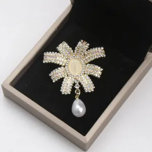 Macro-opname van een Franse vintage sterrenbroche met strass en parelhanger