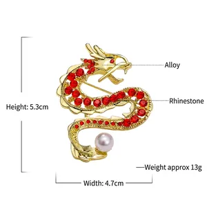 Traditionelle chinesische Drachenbrosche in Goldoptik mit roten Strasssteinen und Perle