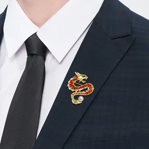 Eleganter hochwertiger Gold-Drachen-Brosche für Herrenanzüge mit roten Kristallen