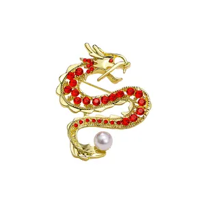 Eleganter goldfarbener Drachen-Broschen-Pin mit roten Strasssteinen und weißer Perle