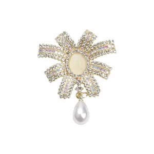Elegante Franse strikbroche met sprankelende kristallen en een druppelvormige parelhanger