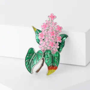 Detailansicht einer Vintage-Fliederblumenbrosche mit lebhaftem rosa und grünem Emaille