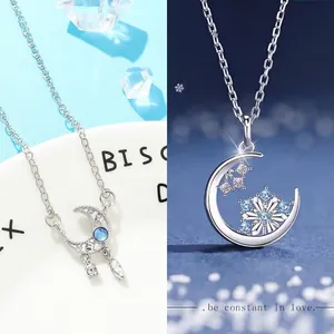 Elegante zilveren halve maan en sneeuwvlok hanger ketting met blauwe kristallen