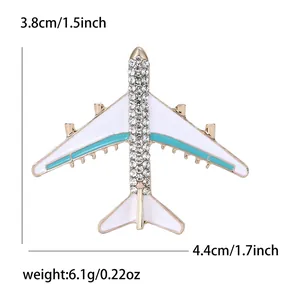 Detailansicht der Flugzeug-Brosche mit Strass-Rumpf und Größenangabe 4,4 x 3,8 cm