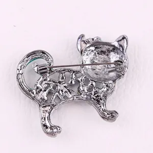 Vista posteriore dettagliata della spilla gatto vintage in argento con chiusura a spillo