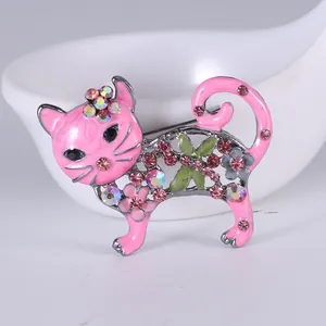 Primo piano dettagliato di una spilla a forma di gatto in smalto rosa con strass