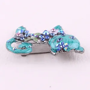 Vista laterale dettagliata di una spilla a gatto vintage con strass blu scintillanti