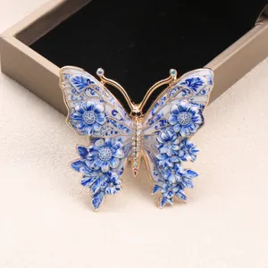 Detailansicht einer blauen und weißen Vintage-Porzellan-Schmetterlingsbrosche mit Strass