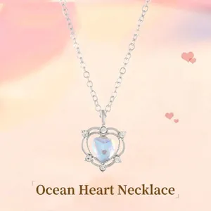 Detailopname van de Heart of the Ocean-ketting met blauw hart en glanzende strass