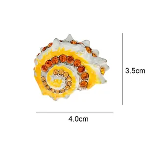 Gedetailleerd overzicht van emaille schelpbroche met afmeting 4x3,5 cm