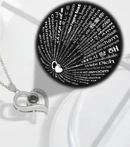Macro-weergave van hart hanger met 100 talen 'I Love You' projectie-effect
