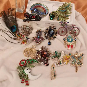 Collectie van vintage barokke broches met kleurrijke kristallen en imitatieparels