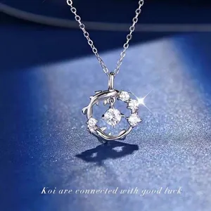 Elegante zilveren koi vis hanger ketting met fonkelende zirkonia steentjes
