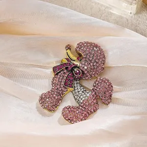 Prachtige poedelbroche met roze en witte strass-steentjes en paars strikdetail