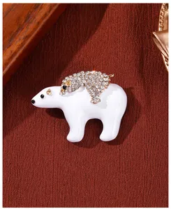 Detailaufnahme der Eisbären-Brosche aus weißem Emaille mit Strass-Besatz