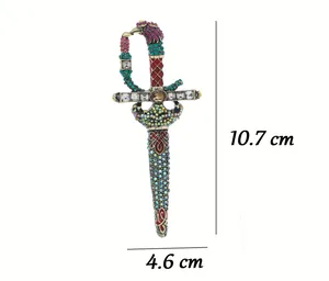 Vista detallada de broche de espada estilo corte vintage con medidas 10,7 x 4,6 cm.