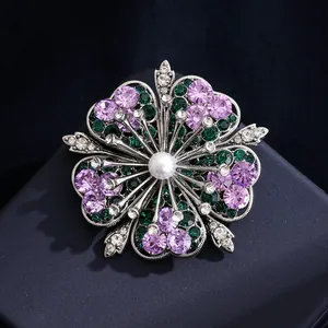 Eleganter großer Blumenbrosche mit lila Kristallen und Perle auf dunklem Grund