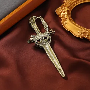 Detalle de la parte trasera de un broche de espada vintage con cierre de metal