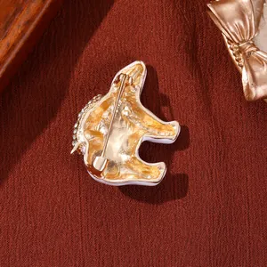 Rückansicht einer goldfarbenen Bärenbrosche mit weißer Emaille und funkelnden Strasssteinen