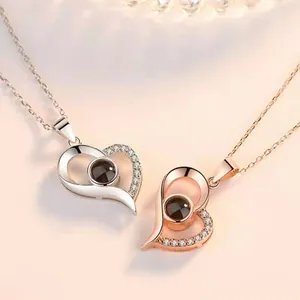 Gedetailleerd macrobeeld van hartprojectiekettingen in elegante zilveren en roségouden afwerking