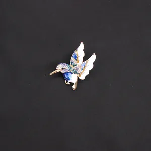 Elegante kolibrie broche met blauw emaille en fonkelende strass steentjes voor dames.